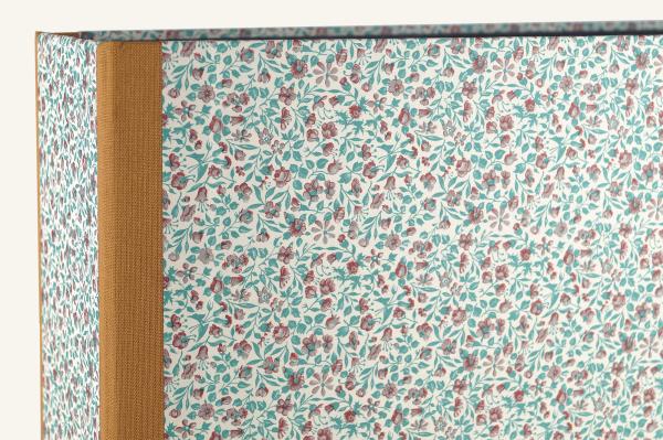 Ordner olivegrün mit kleinmustrigen Pünktchen, Ordnerrücken verstärkt mit senffarbenen Leinenkanten